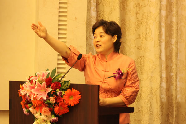 企业公民委员会专职副会长缪瑞兰主持发布会